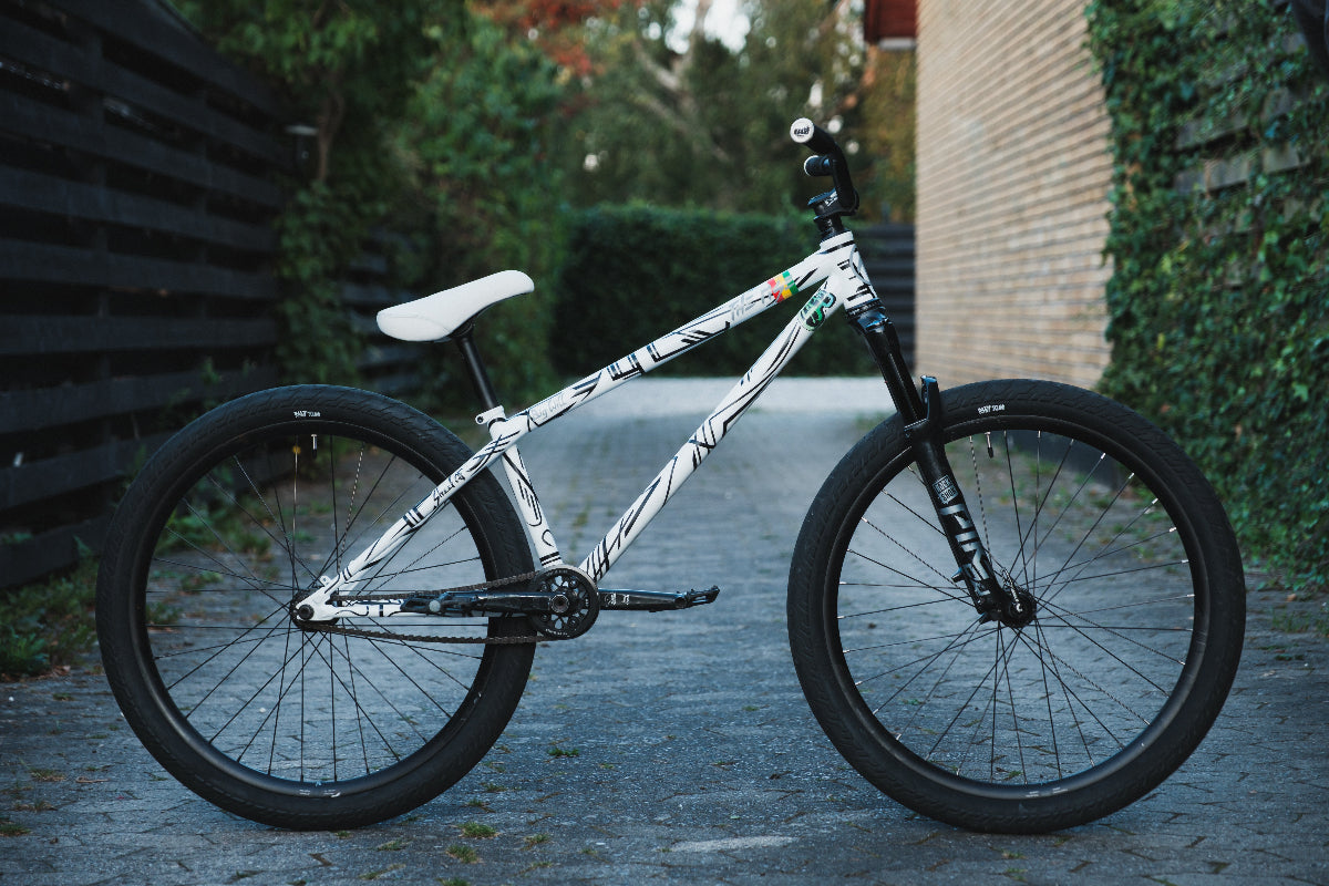Bikecheck: Will Charlwood's Custom Painted Partymaster V2 – The